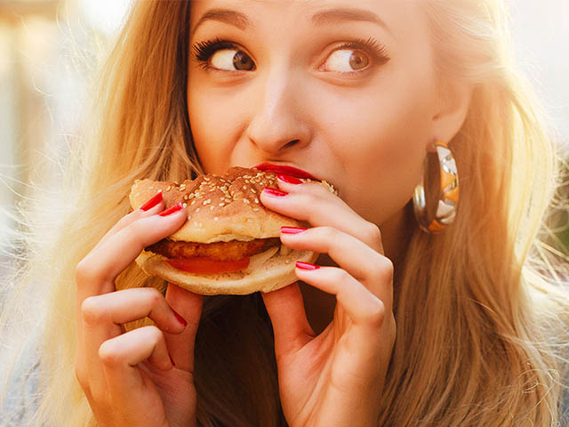 Điều gì sẽ xảy ra với cơ thể sau khi ăn một chiếc Hamburger?