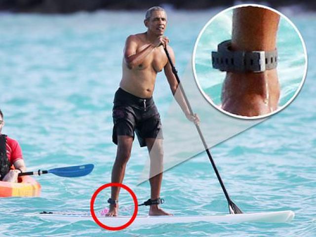 Ông Obama cởi trần, đeo “vật thể lạ” té ngã khi đang chèo thuyền nghỉ mát