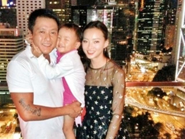 Tài tử TVB xấu hổ, cay đắng khi xem những hình ảnh ngoại tình của vợ trẻ