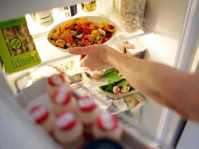 Không phải cứ cho hết vào tủ lạnh, đây mới là cách bảo quản thức ăn thừa đúng