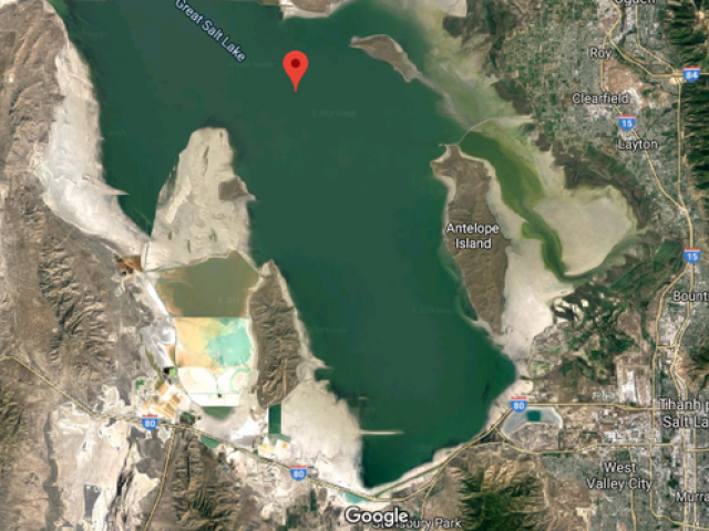 Độc đáo hồ muối 2 màu, được ngăn chia bởi đường ray tàu hỏa ở Mỹ