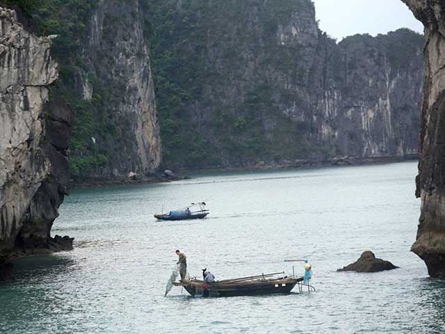 Lật thuyền trên vịnh Hạ Long, 1 nữ du khách nước ngoài tử vong