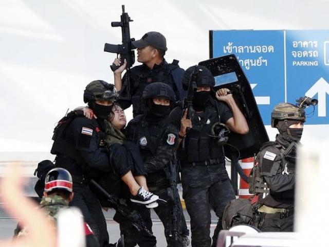 Chùm ảnh: Cảnh sát, quân đội Thái căng mình đối phó kẻ xả súng, sơ tán người dân