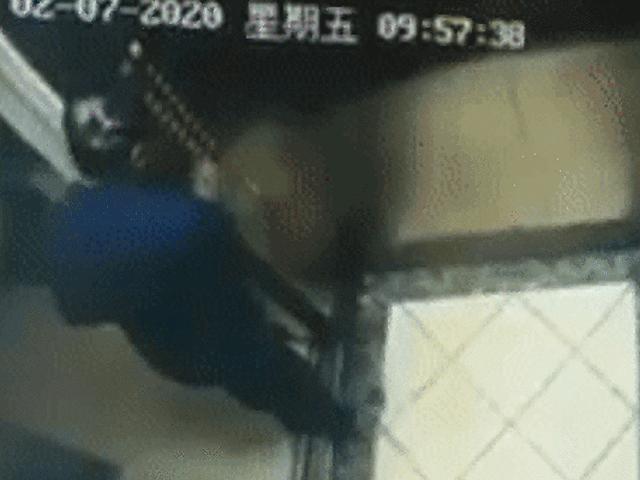 Dân mạng phẫn nộ, truy tìm gã đàn ông "chôm" nước rửa tay của chung cư cất vào ô tô 7 Phẫn nộ cảnh cụ ông nhổ nước bọt bôi vào thang máy chung cư giữa dịch bệnh nCov