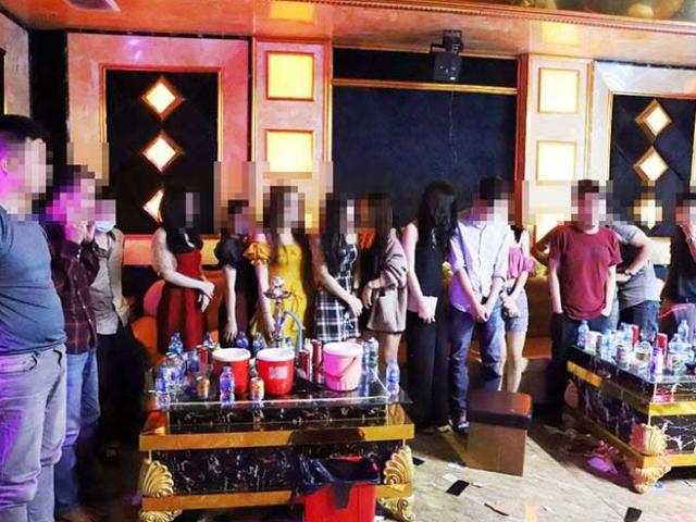 25 nữ ”thác loạn” cùng 51 nam trong quán karaoke treo biển đóng cửa phòng Covid-19
