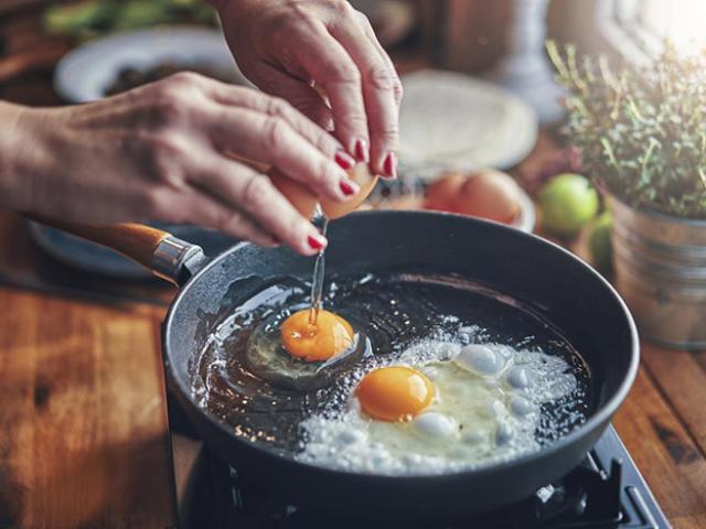 Ăn 2 quả trứng mỗi ngày có làm tăng cholesterol không? Bác sĩ chỉ ra một sự thật bất ngờ