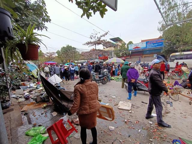 Clip ớn lạnh cảnh ô tô lao như tên bắn vào chợ, nhiều người bị thương