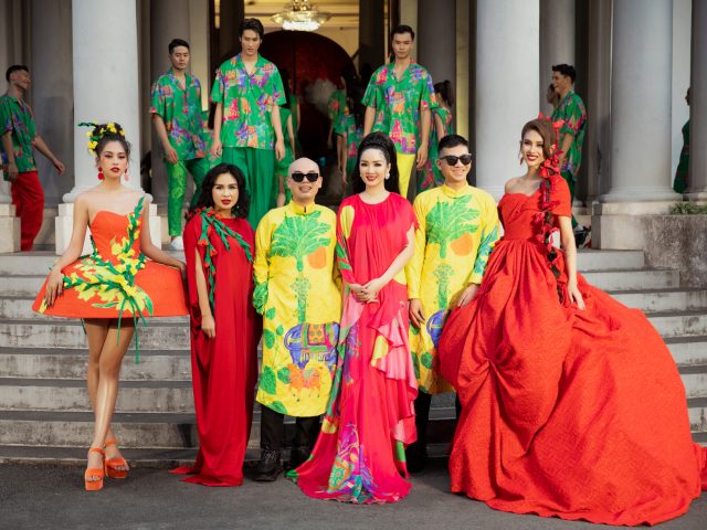 Võ Hoàng Yến diện váy 30kg làm vedette show ”Hừng Đông”