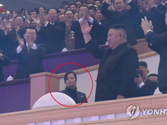 ”Bóng hồng” xuất hiện phía sau ông Kim Jong Un khi Đại hội đảng kết thúc là ai?
