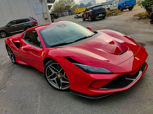 Soi siêu phẩm Ferrari F8 Tributo mui trần thứ 2 có mặt tại Việt Nam