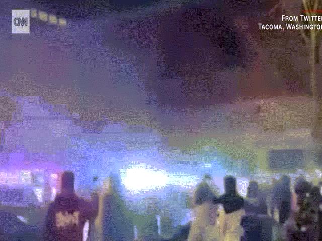 Mỹ: Khoảnh khắc xe cảnh sát chèn qua người trong đám đông