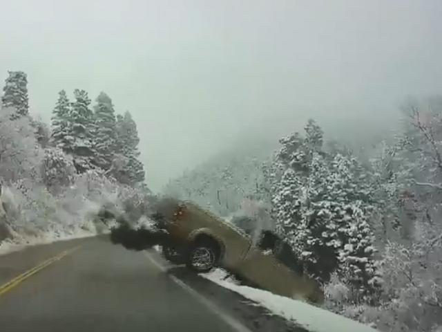 Xe bán tải đâm ô tô đối diện, cùng lao xuống vực