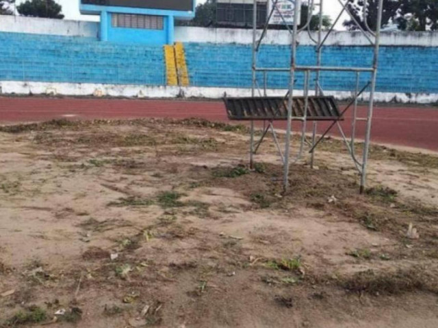 Bị tuýt còi, sân nhà đội dẫn đầu V-League không còn trồng rau, nuôi gà