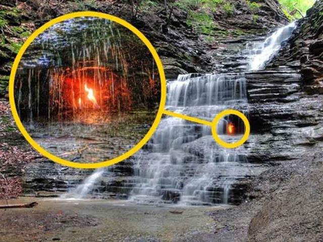 Ngọn lửa vĩnh cửu cháy bên trong thác nước, du khách được dặn nhớ mang theo bật lửa