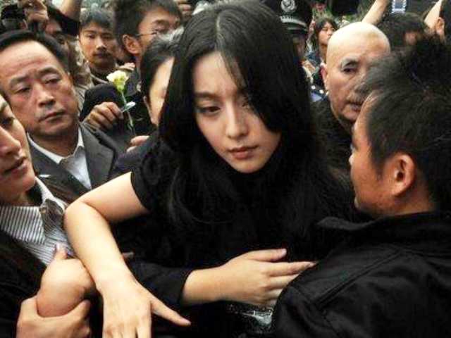 Sao nữ 18 tuổi xinh đẹp và gia thế nhất Đài Loan bị người đàn ông lạ mặt quấy rối tại sân bay