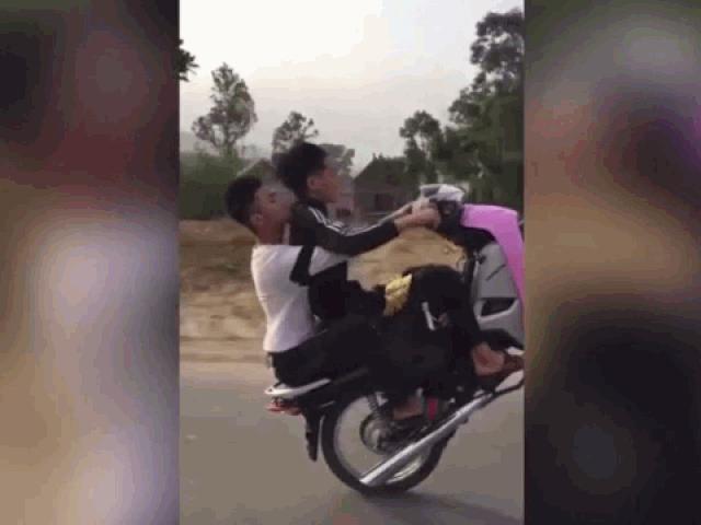 Đổi lái khi bốc đầu xe máy, 2 thanh niên nhận cái kết kinh hoàng