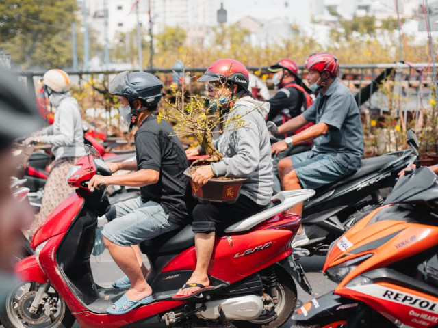 Tạm gác những âu lo, khắp nơi trên cả nước đều tràn ngập niềm vui ”chở Tết về nhà”