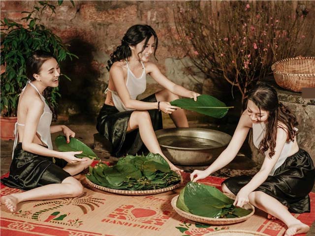 3 nàng thôn nữ gây xôn xao vì diện yếm mỏng cánh chuồn không ”phòng hộ” gói bánh chưng