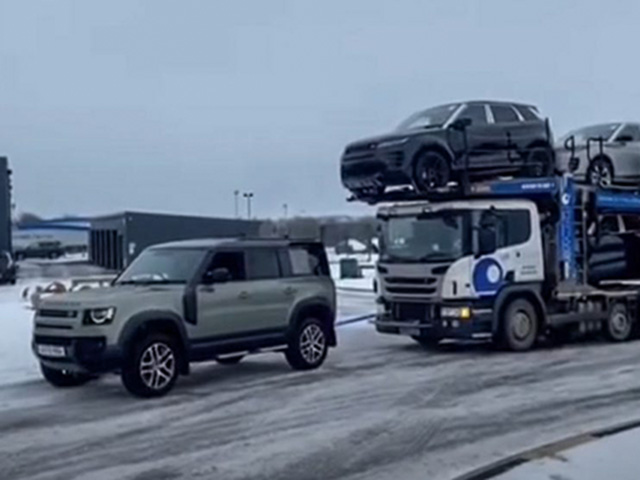 Land Rover Defender giải cứu xe trở hàng siêu trọng trên đường tuyết