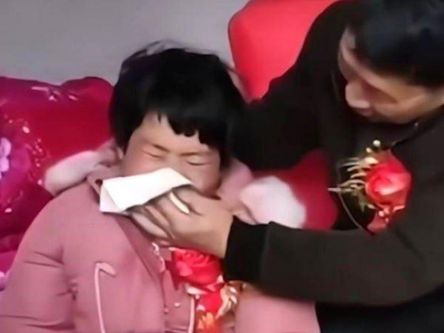 Cô dâu như trẻ con bên chú rể 55 tuổi và sự thật khó ngờ phía sau