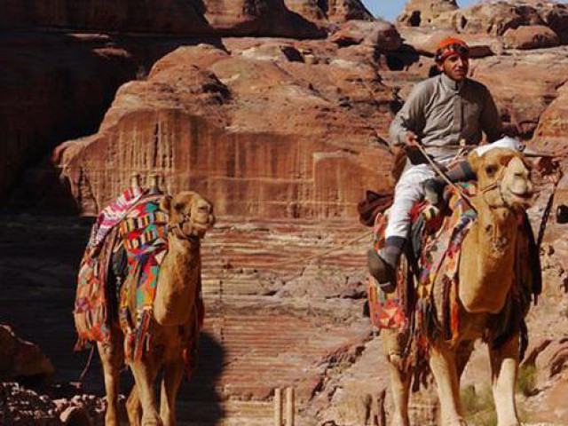 Những phong tục độc đáo... chạm mũi nhau thay lời chào của bộ tộc Bedouin