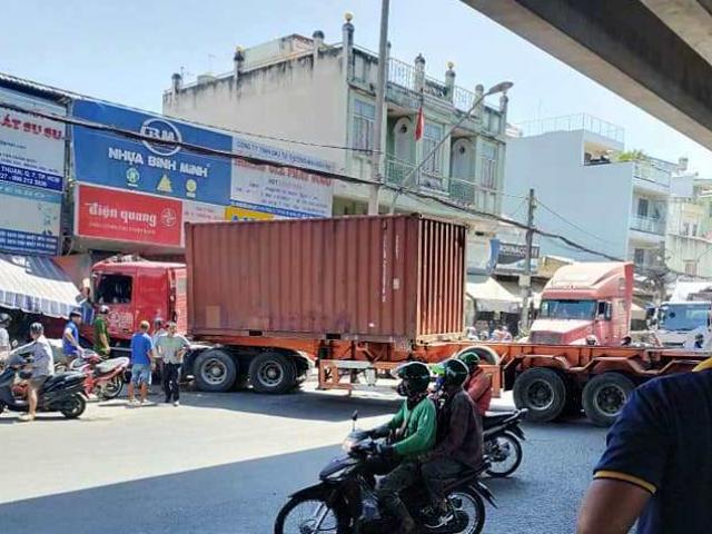 Đứng trên vỉa hè, người đàn ông bị xe container tông chết