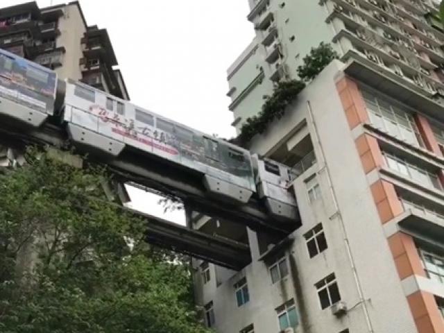 Choáng ngợp cảnh tàu điện chạy xuyên qua tòa chung cư ở Trung Quốc