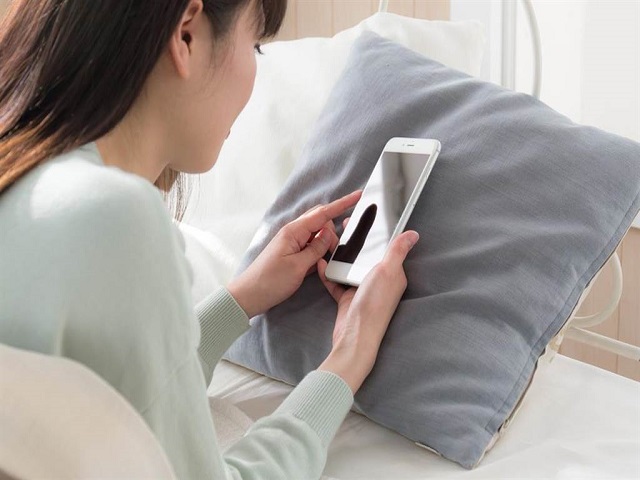 Chồng đi tắm suối nước nóng qua đêm, vợ kiểm tra điện thoại biết sự thật đau lòng