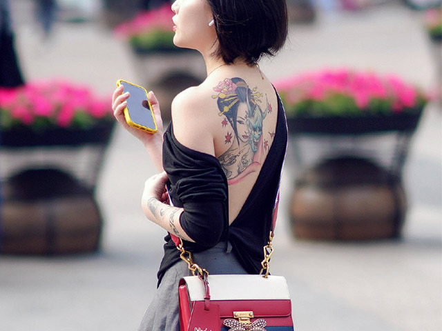 Mặc áo khoét ”mạo hiểm” để lộ ”dấu ấn” cơ thể, cô gái khiến nhiều người nhìn chằm chằm