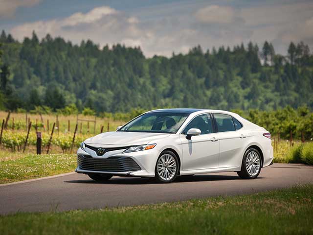 Giá xe Toyota Camry lăn bánh tháng 3/2021