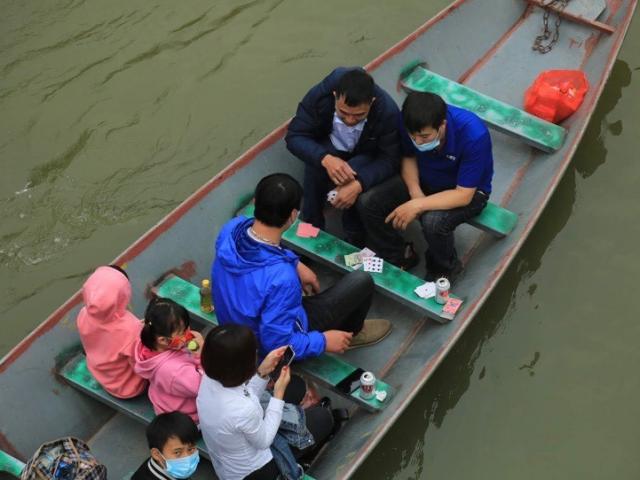 Xử phạt du khách chơi bài trên thuyền vào chùa Hương trẩy hội