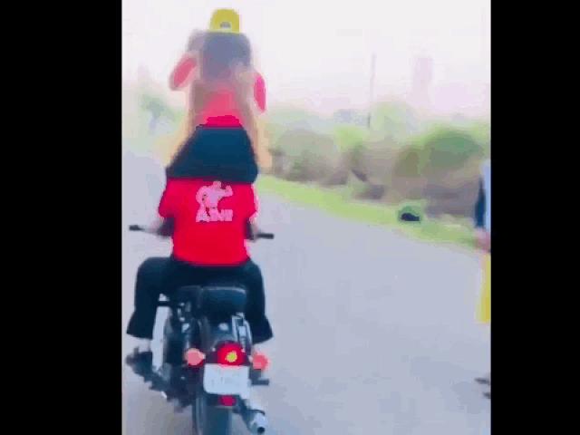 Sốc cảnh 2 cô gái điều khiển xe máy rồi ”diễn xiếc” trên phố