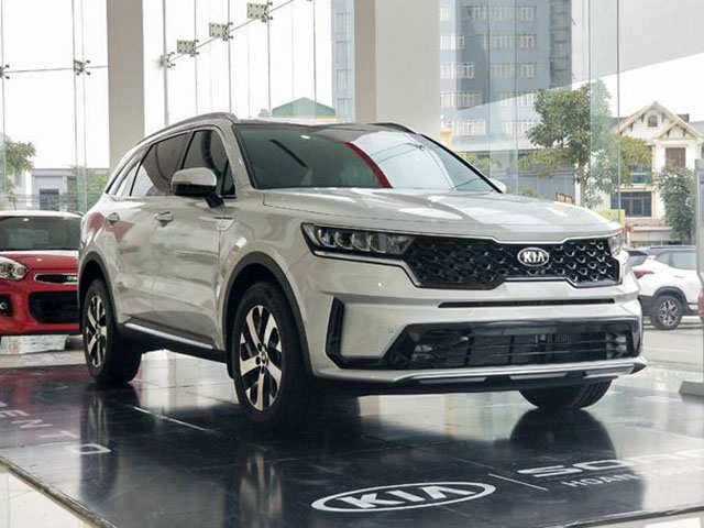 Cận cảnh mẫu xe KIA Sorento bản tiêu chuẩn Deluxe tại đại lý