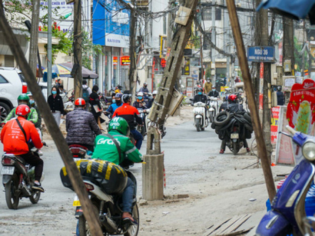 Những cột điện xiêu vẹo, đinh sắt lổn nhổn trên đường đang cải tạo trị giá 366 tỉ