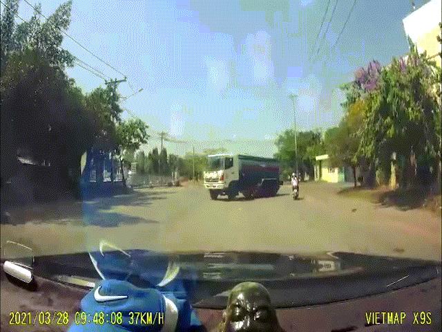 Clip: Kinh hãi xe ben chạy tốc độ ”tử thần” suýt đâm ôtô ở Đồng Nai