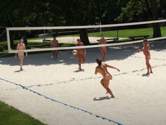 90 clubs for naked men and women play volleyball: Champion receives