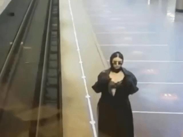 Cô gái ”đứt dây thần kinh xấu hổ” cởi áo choàng khoe thân trước camera an ninh ở ga tàu