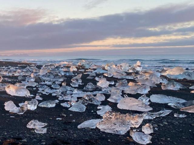 Bãi biển “kim cương” tuyệt đẹp ở Iceland