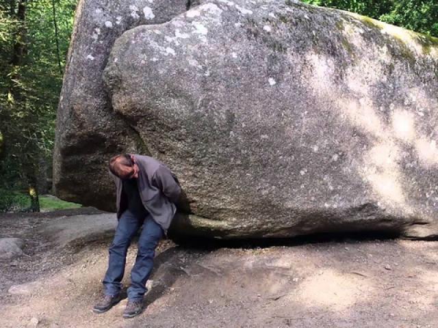 Kinh ngạc tảng đá nặng tới 137 tấn nhưng ai cũng di chuyển được nhờ 1 bí mật