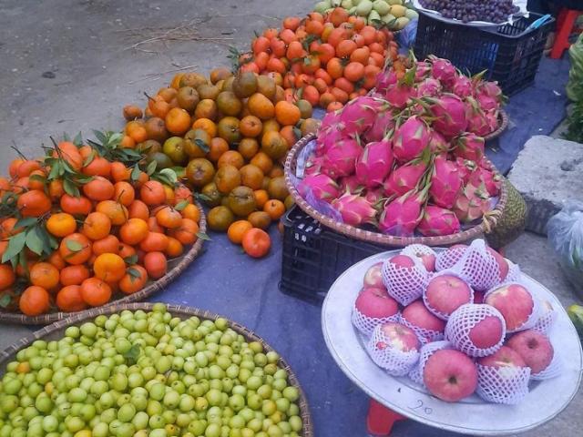 Hàng loạt loại trái cây ngập chợ, giảm gần nửa giá