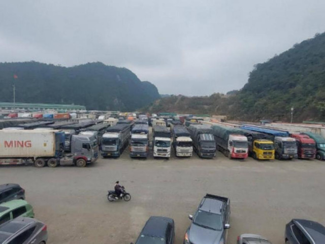 Vẫn gần 2.300 xe tải tắc ở cửa khẩu Lạng Sơn, lái xe được hỗ trợ thêm gì?