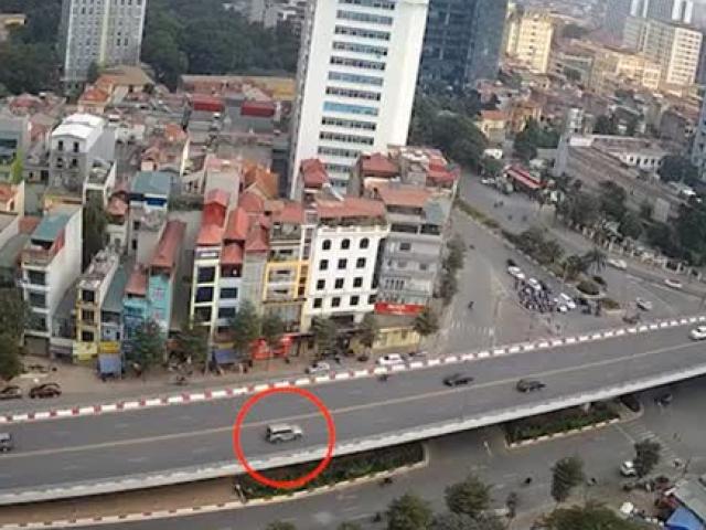 Clip: Ô tô lấn làn húc liên hoàn 2 ô tô ngược chiều trên cầu vượt ở HN
