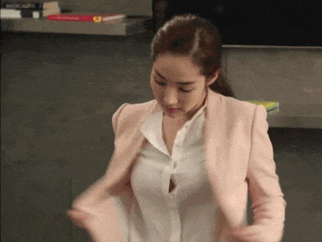 Người đẹp suýt bung cúc áo ”vượt mặt” Song Hye Kyo