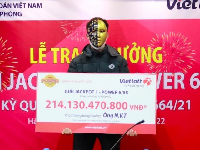 Lái xe ôm công nghệ trúng xổ số 214 tỉ đồng