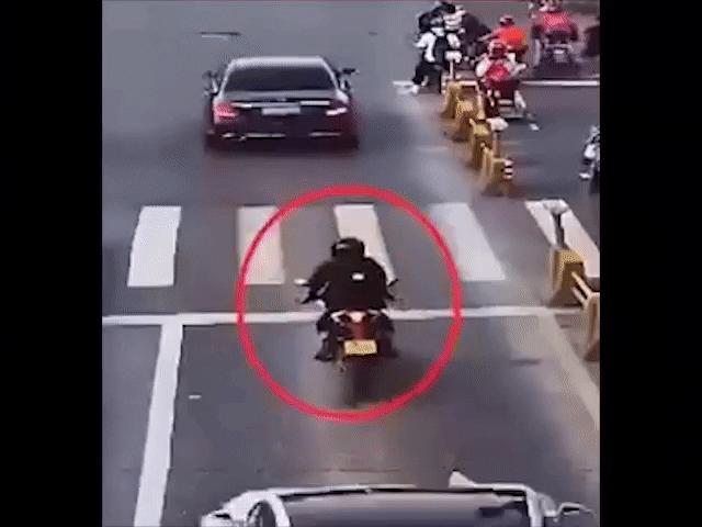 Clip: Xe máy dừng vào làn ô tô bị xe con tông thẳng từ phía sau