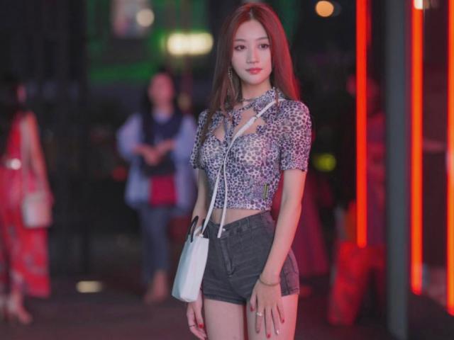 Người đẹp vô danh nổi bật với trang phục ngắn dạo phố đêm khiến ai cũng xuýt xoa
