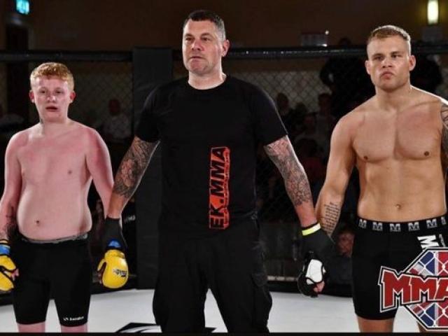 Stunned the MMA competition between the boxer and the fat-bellied youth ended dizzy
