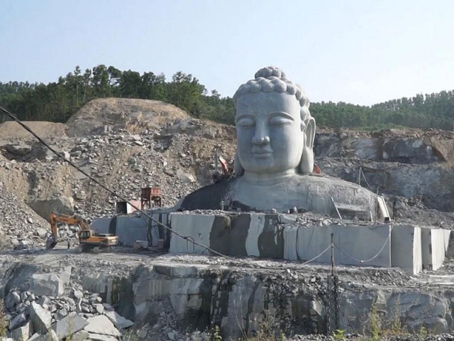 Video: Tượng Phật khổng lồ giữa mỏ đá ở Đà Nẵng