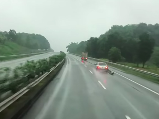 Ô tô bị rớt cản sau kéo lê theo xe vẫn chạy ầm ầm trên cao tốc