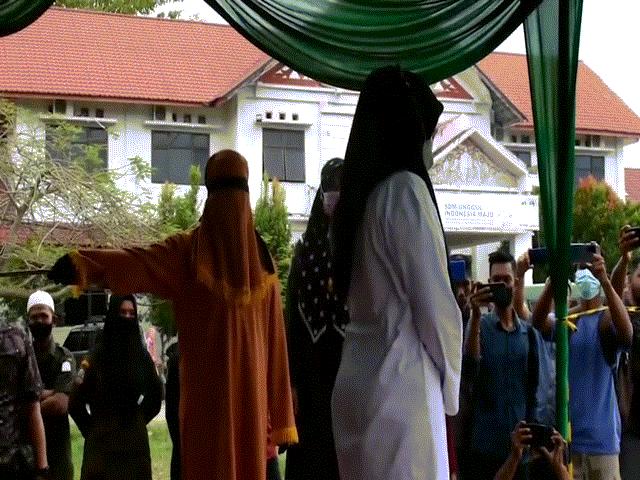 Video: Ân ái với người có vợ, người phụ nữ Indonesia bị vụt 100 roi